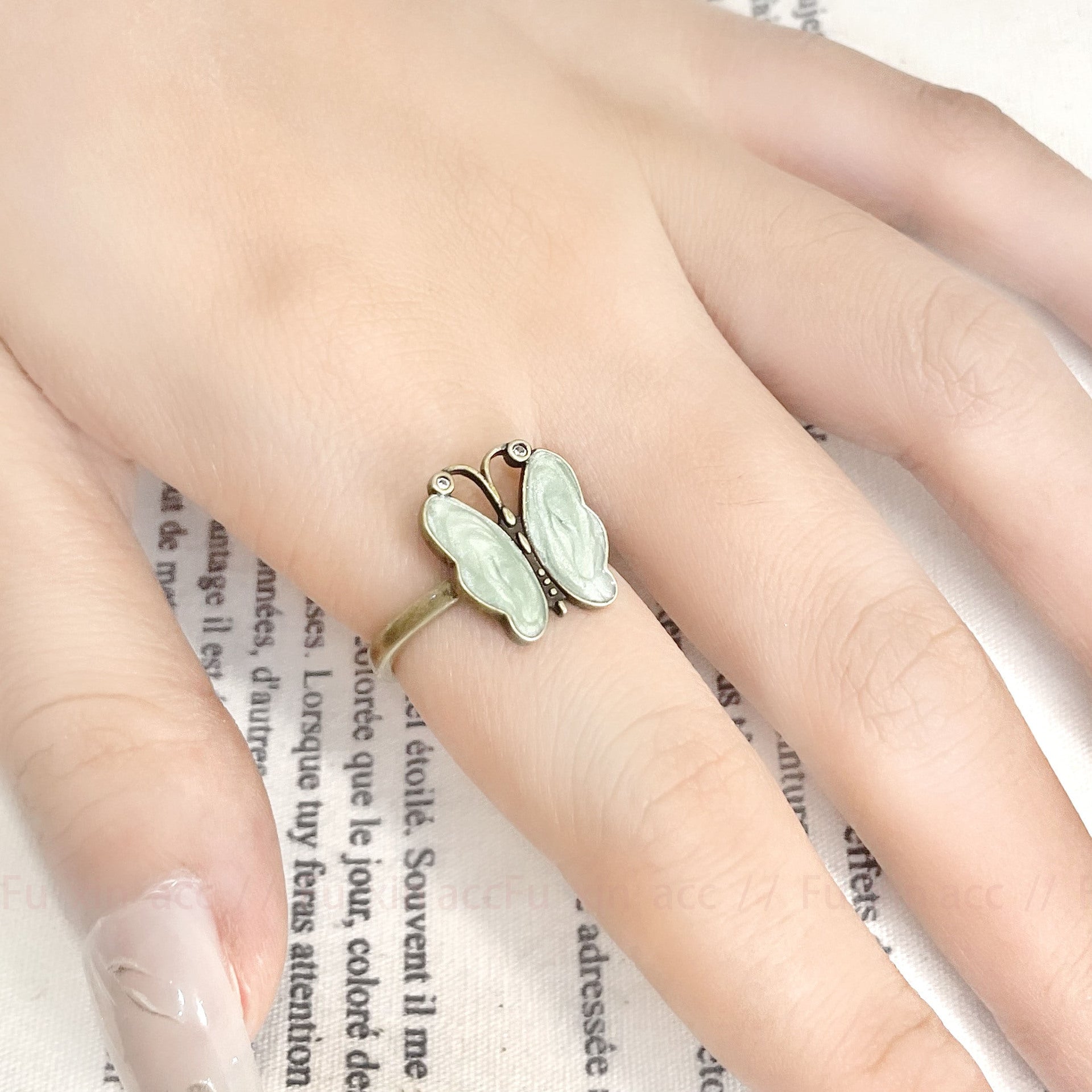 Wholesale  Drop Glaze Ring Retro Light Luxury Butterfly Opening Tail Ring Daisy