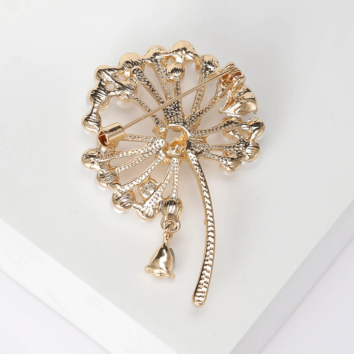 Wholesale Chic Dandelion Pearl Flower Brooch Alloy Pin For Women Casual Shawl Clasp Fashion Accessory