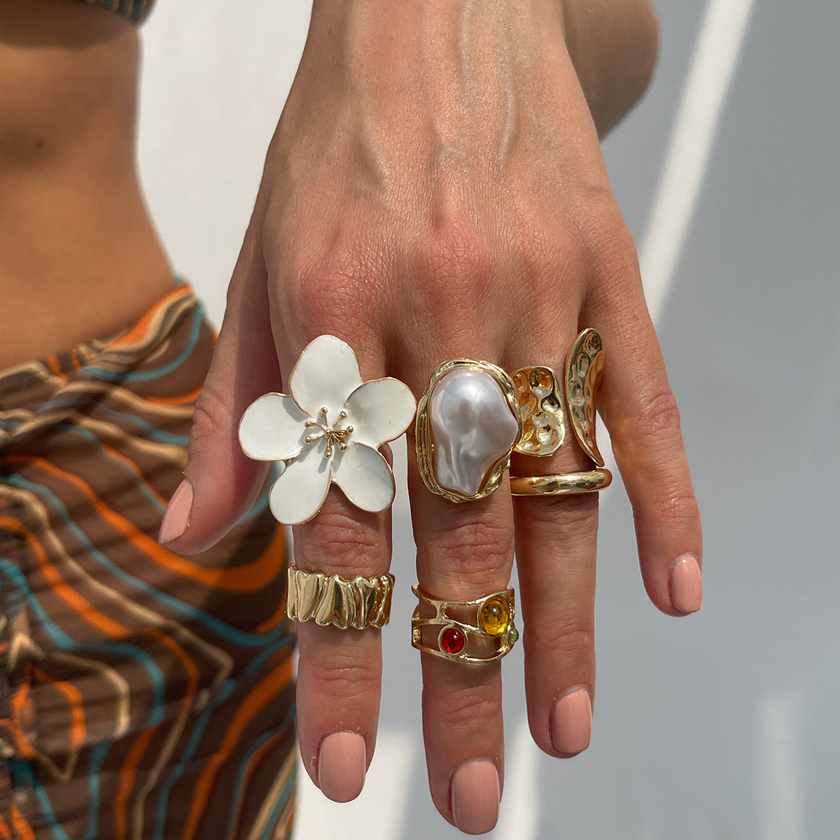 Wholesale Exaggerated Baroque Vintage Imitation Pearl Flower Ring Fashion Jewelry Accessory