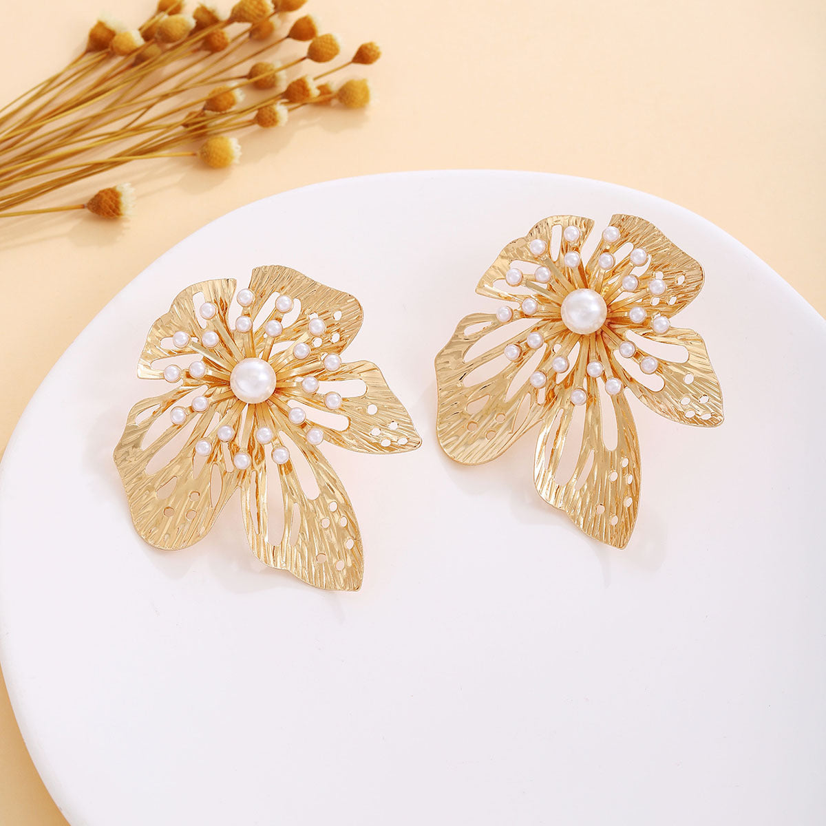 Wholesale Retro Flower Pearl Hollow Love Light Luxury Earrings