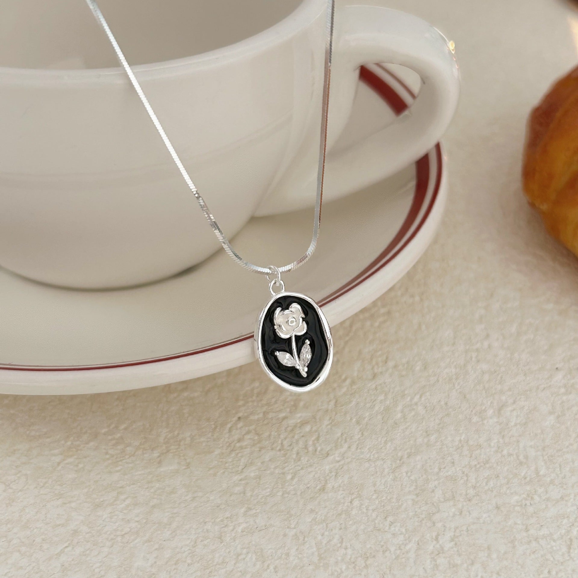 Wholesale Suiheng S925 Sterling Silver Dropping Tulip Necklace