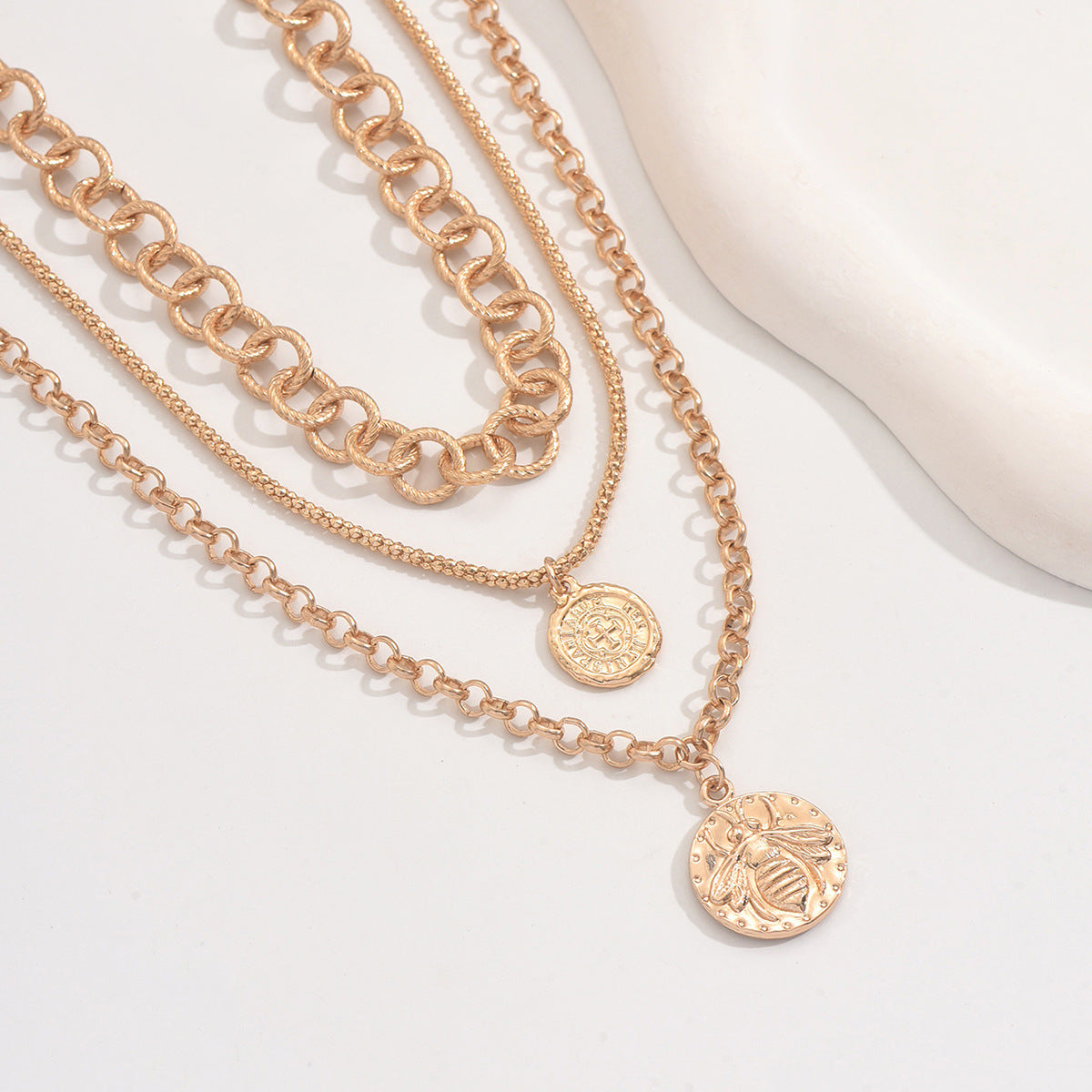 Wholesale round brand bee pendant zinc alloy necklace