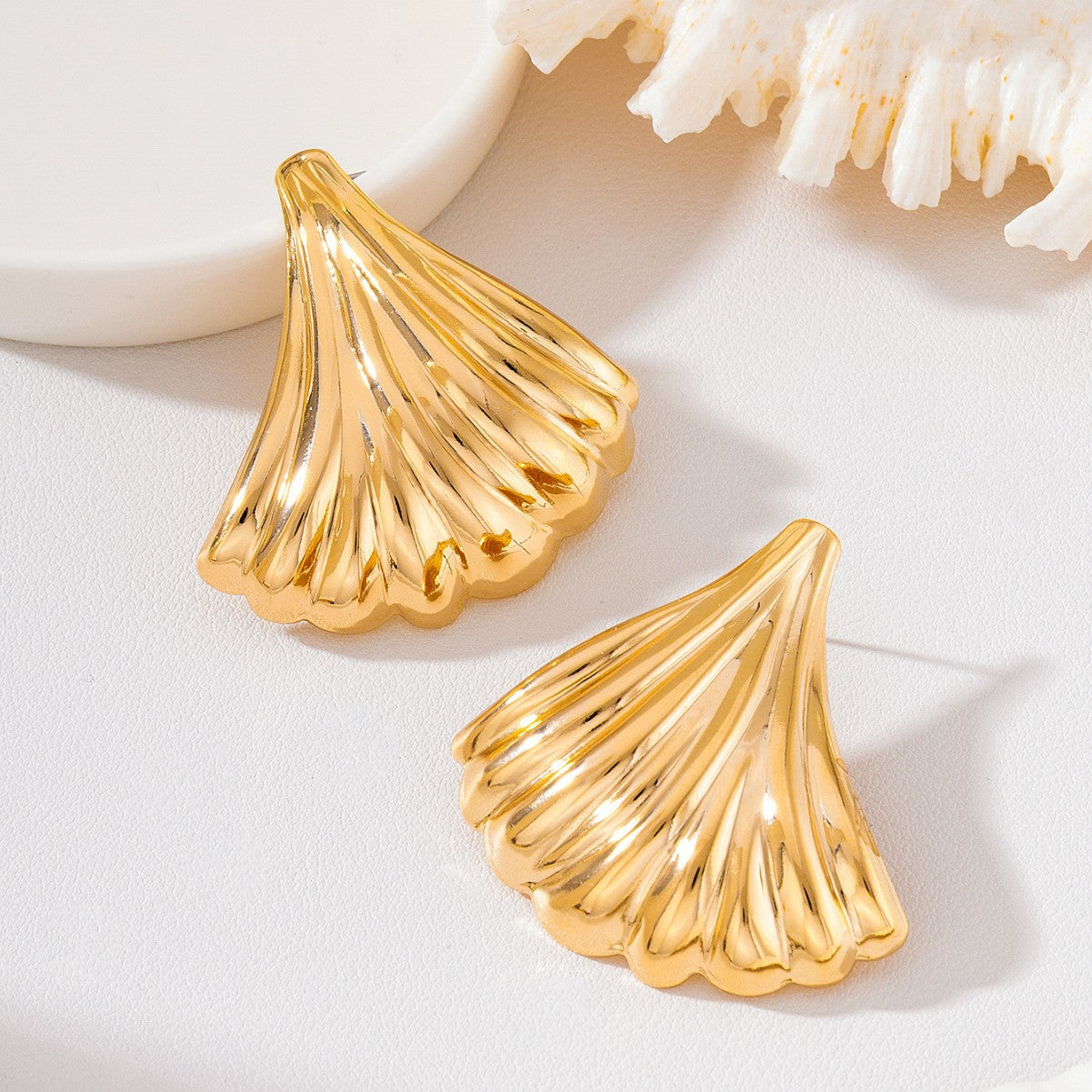 Wholesale Retro Fan Shaped Gold Metal Earrings Chic Pleated Shell Design Party Wear Fashion Accessory For Women Everyday Gift