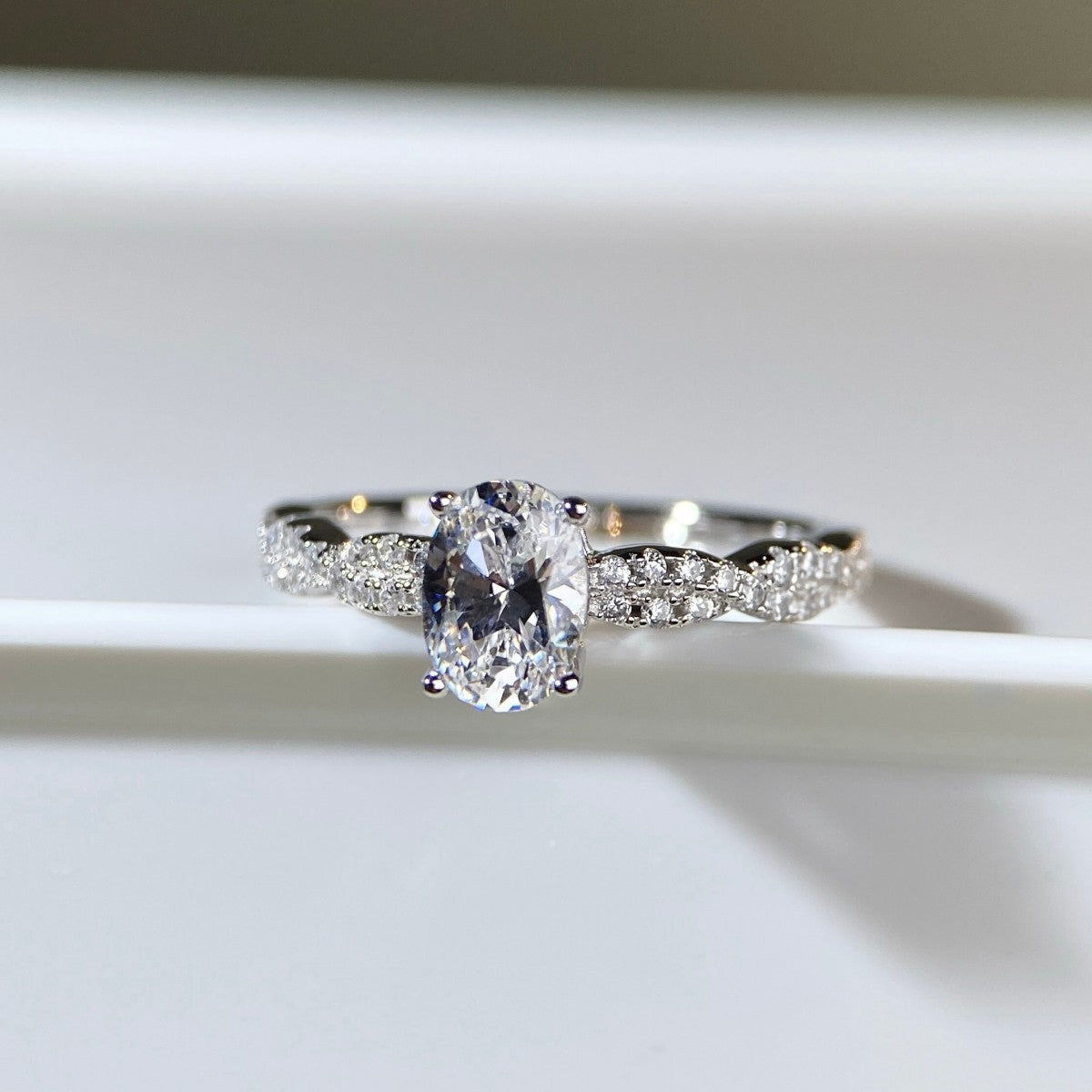 Wholesale Trendy Cross Twist Band Silver Ring For Women 1 Carat D Color Zircon Everyday Wear Jewelry Gift
