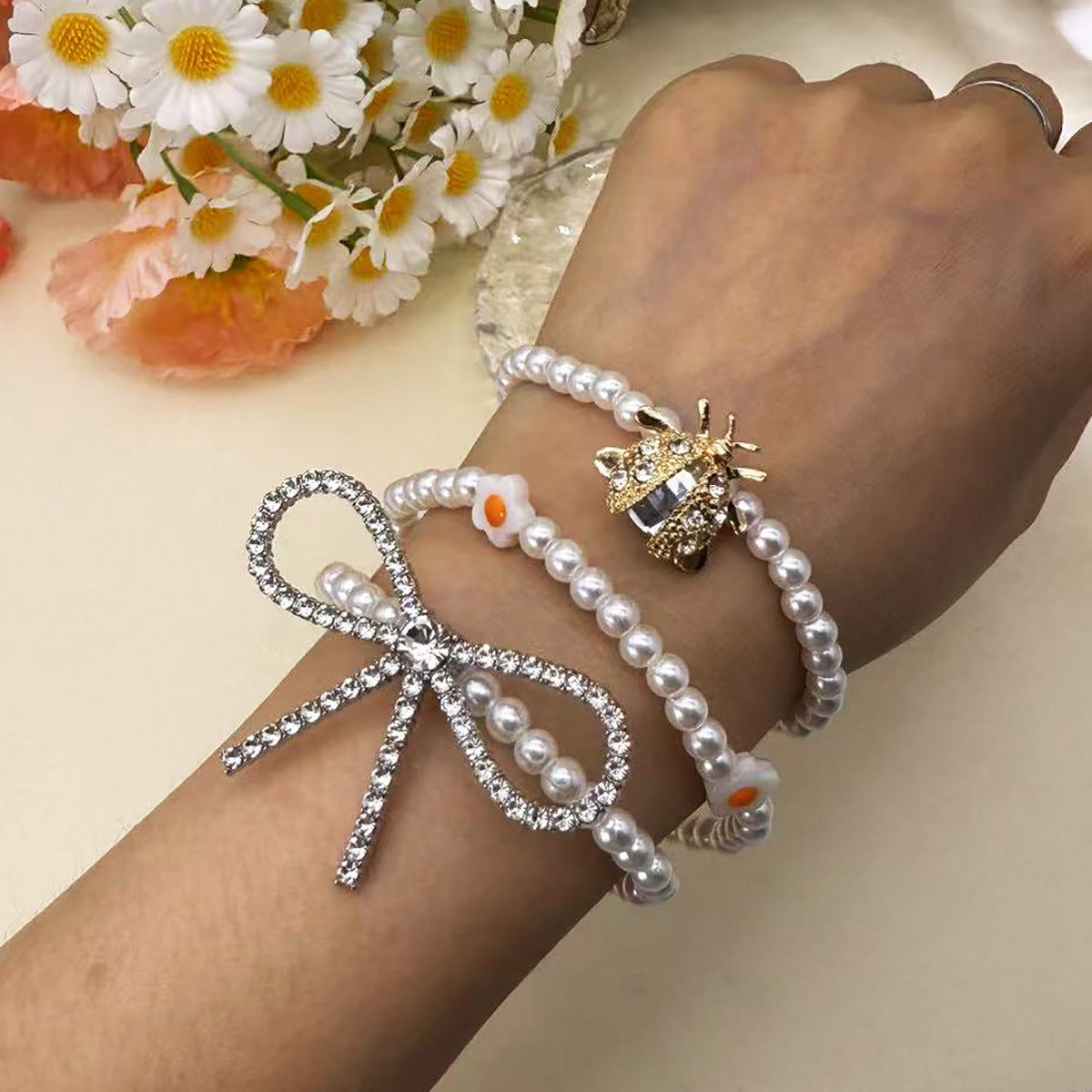 Bracciale con ciondolo ape con strass all'ingrosso