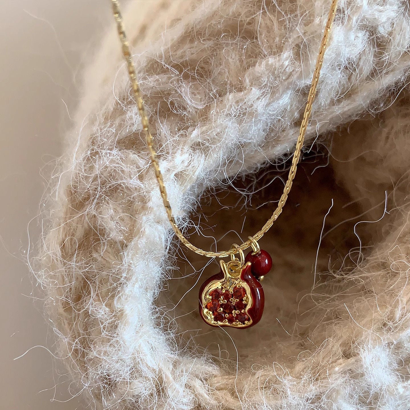 Wholesale Retro Pomegranate Collarbone Necklace Ankara Red Fall Winter Women S Design Everyday Fashion Accessory For Boutique Resale