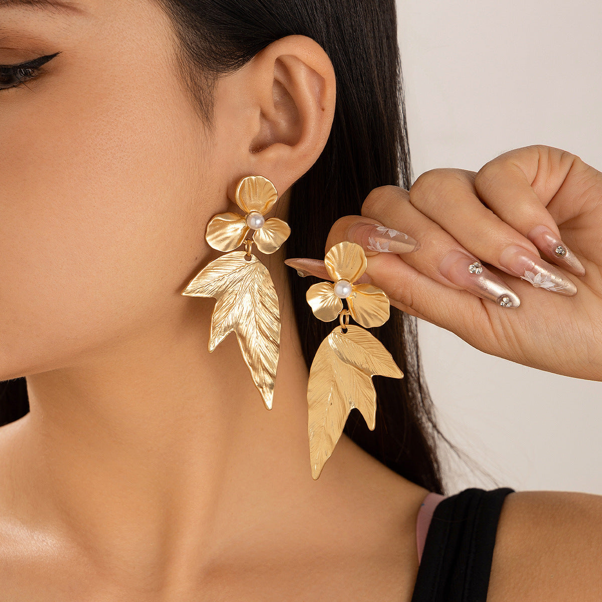 Wholesale Alloy Matte Gold Faux Pearl Ginkgo Floral Earrings Trendy Jewelry Accessory For Party Wear And Boutique Resale