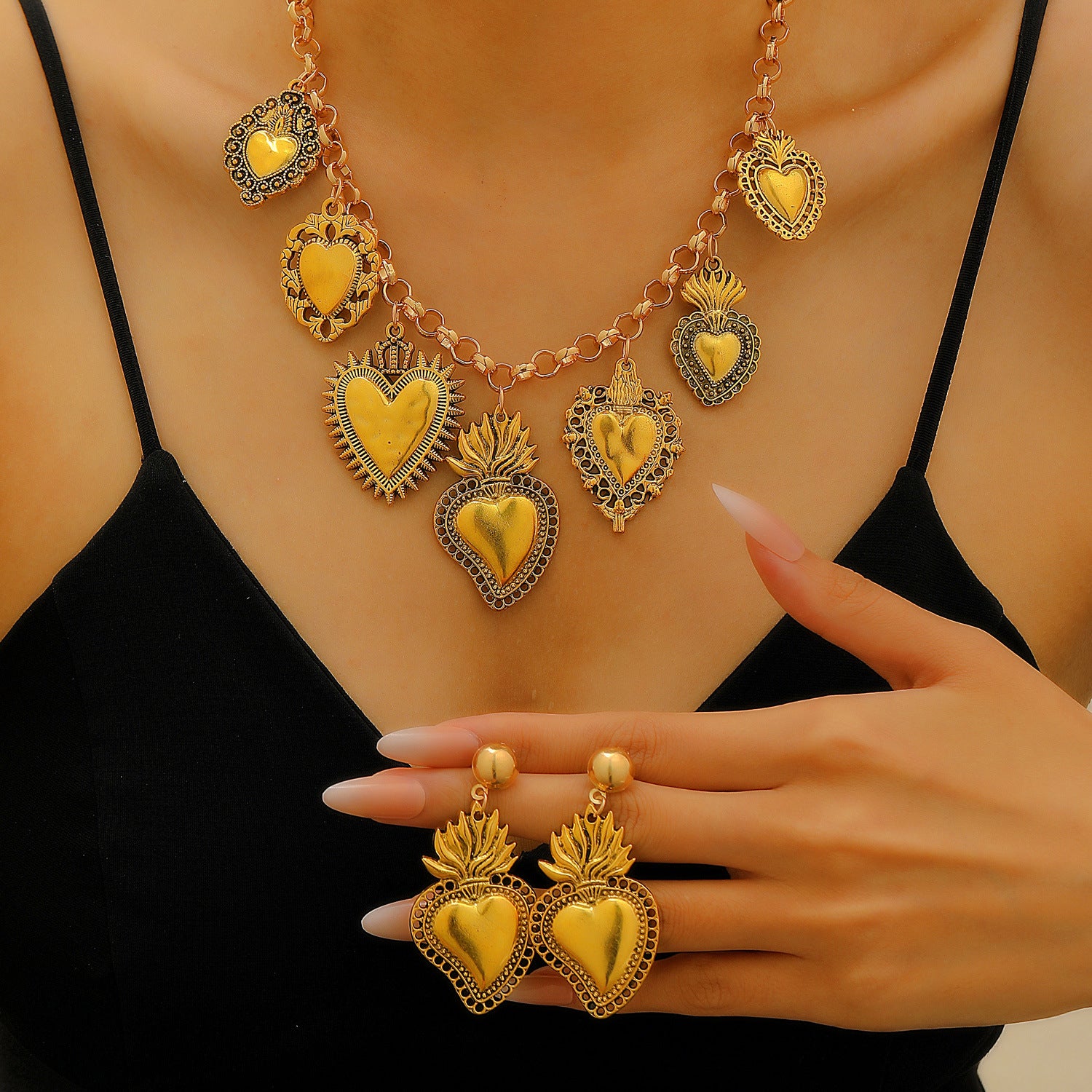 Wholesale Retro Religious Sacred Heart Pendant Necklace Heart Shape Alloy Electroplated Design Trendy Jewelry Gift For Women Boutique Resale