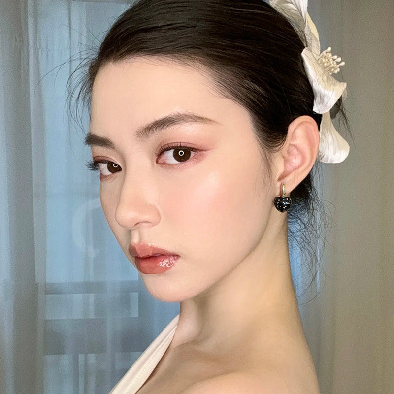 Wholesale light luxury black heart earrings