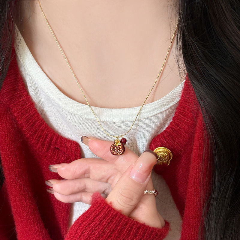 Wholesale Retro Pomegranate Collarbone Necklace Ankara Red Fall Winter Women S Design Everyday Fashion Accessory For Boutique Resale