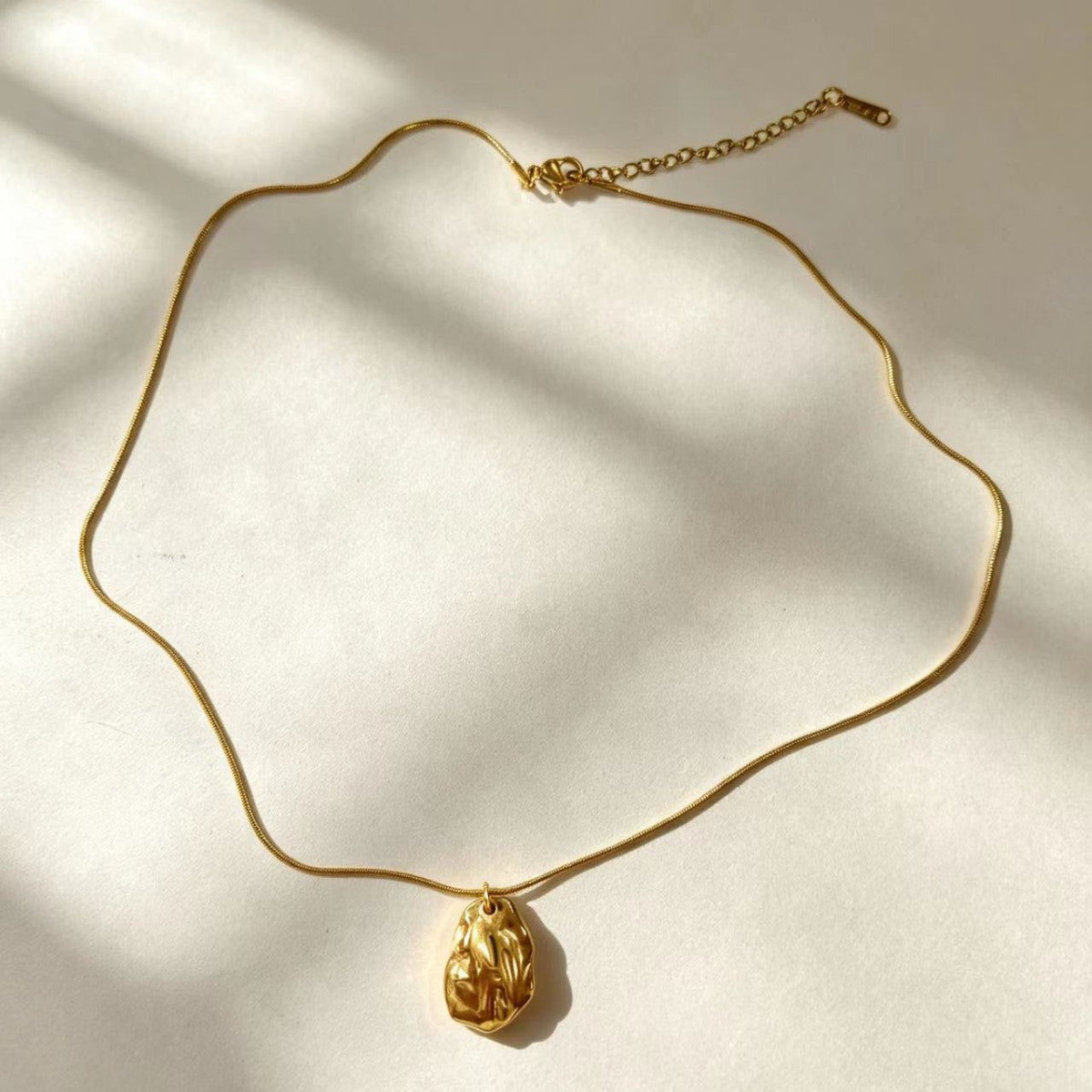 Wholesale 18K Gold Plated Titanium Steel Snake Chain Necklace Wavy Textured Pendant Collarbone Jewelry Boutique Resale Gift