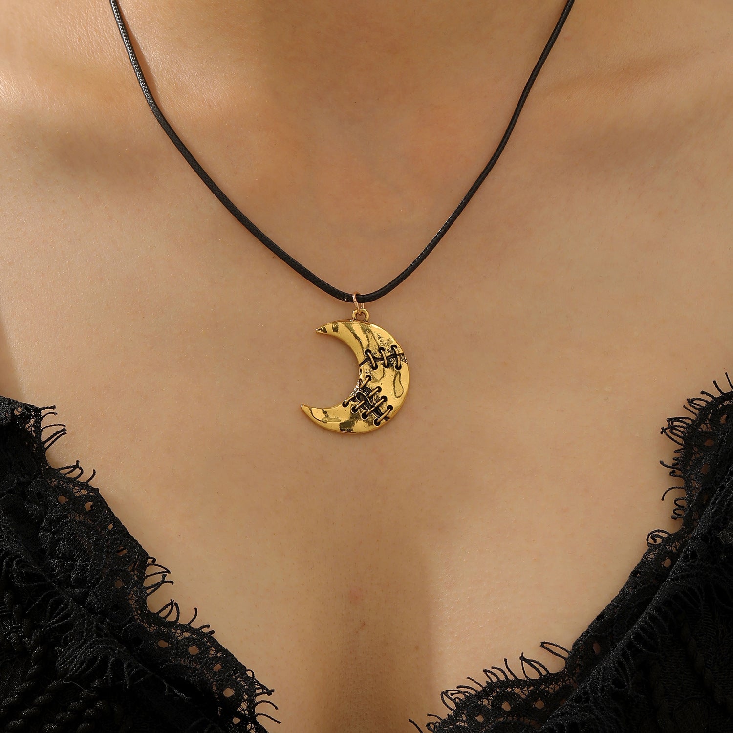 Wholesale Retro Gothic  Moon Pendant Necklace Zinc Alloy Jewelry Accessory