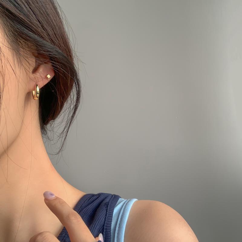 Wholesale Thick earrings  round face light luxury  silver earrings