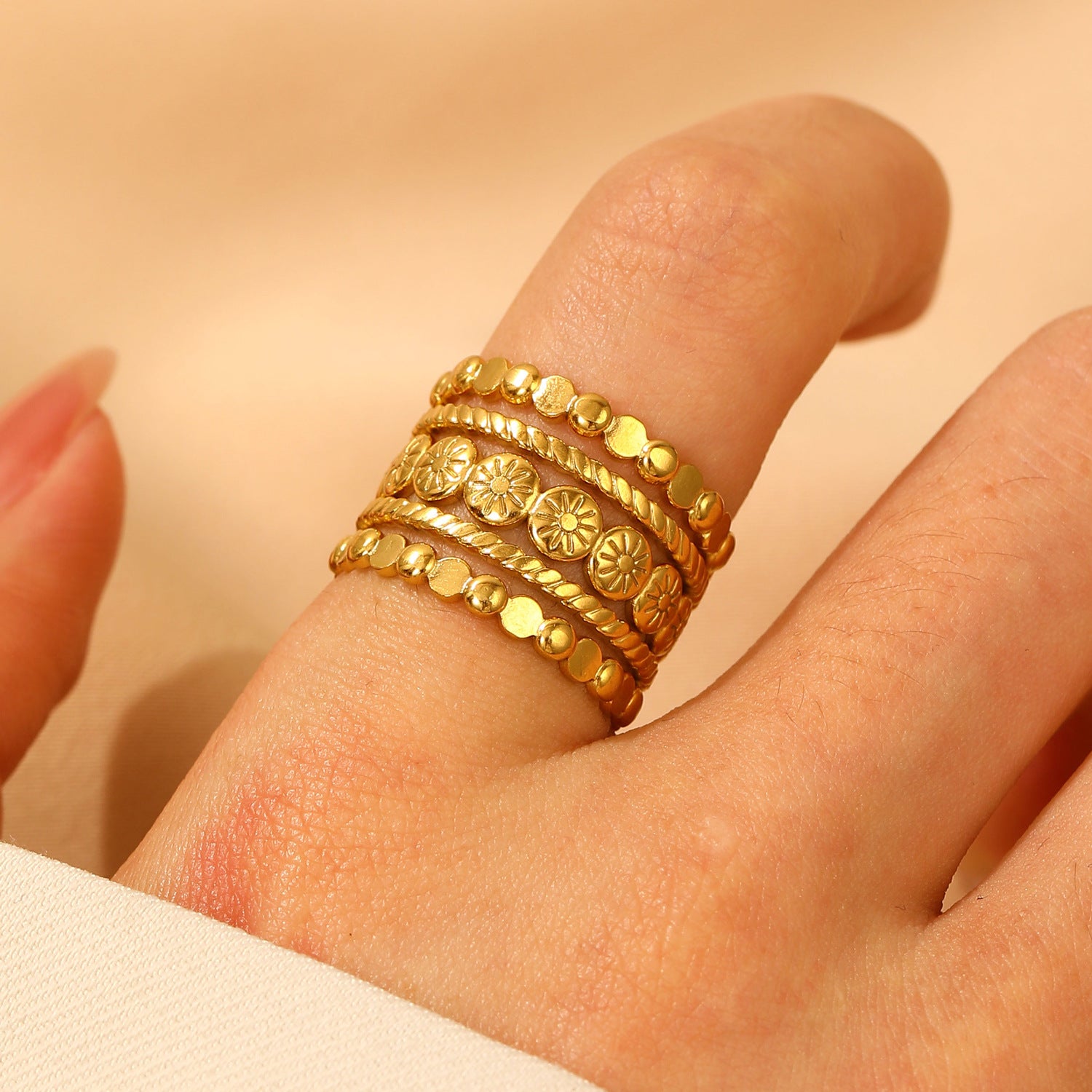 Anello in acciaio inossidabile con modello di intaglio cavo all'ingrosso