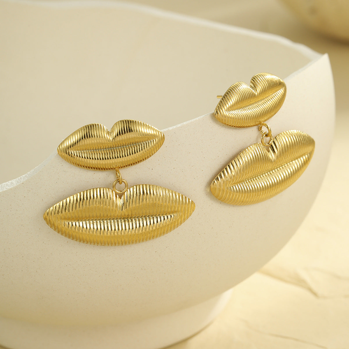 Wholesale  Stainless steel fashion personality lip earrings