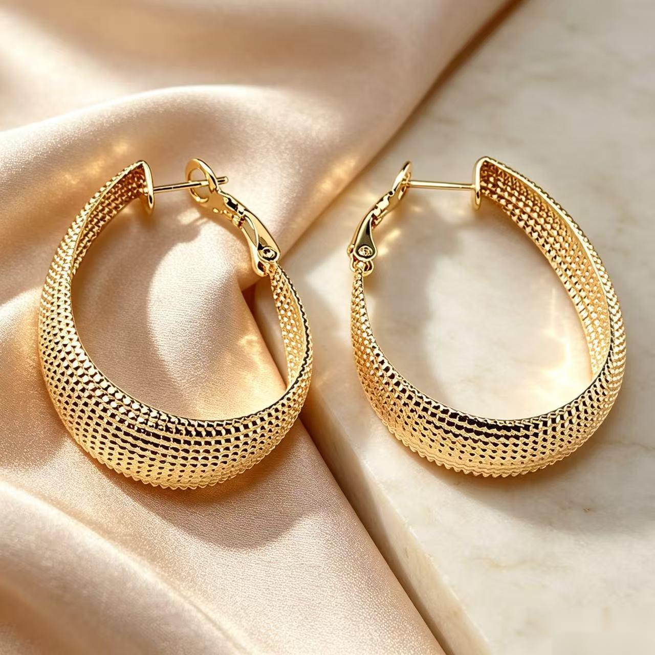 Wholesale Oval Hoop Earrings Gold Stainless Steel Fashion Accessory for Resale