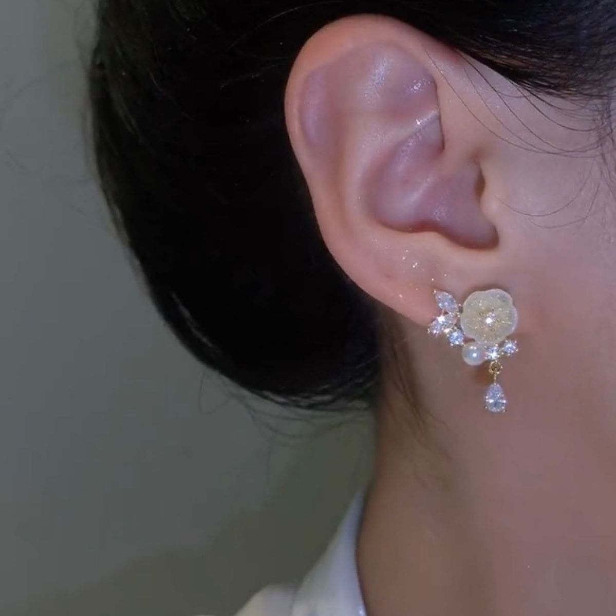 Wholesale Pearl Flower Light Luxury Vintage Earrings