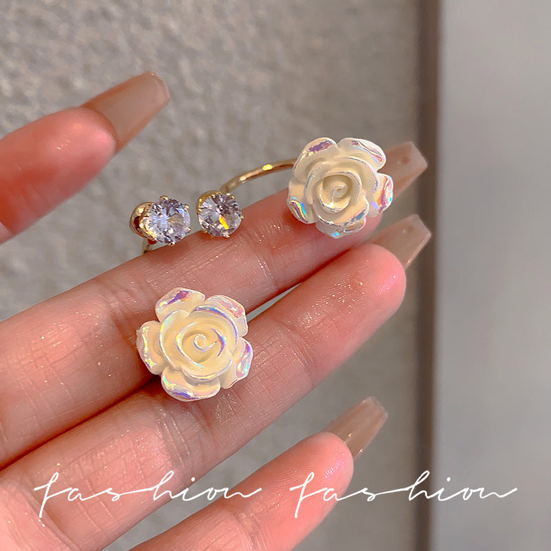 Wholesale  white rose earrings  diamonds C word two earrings