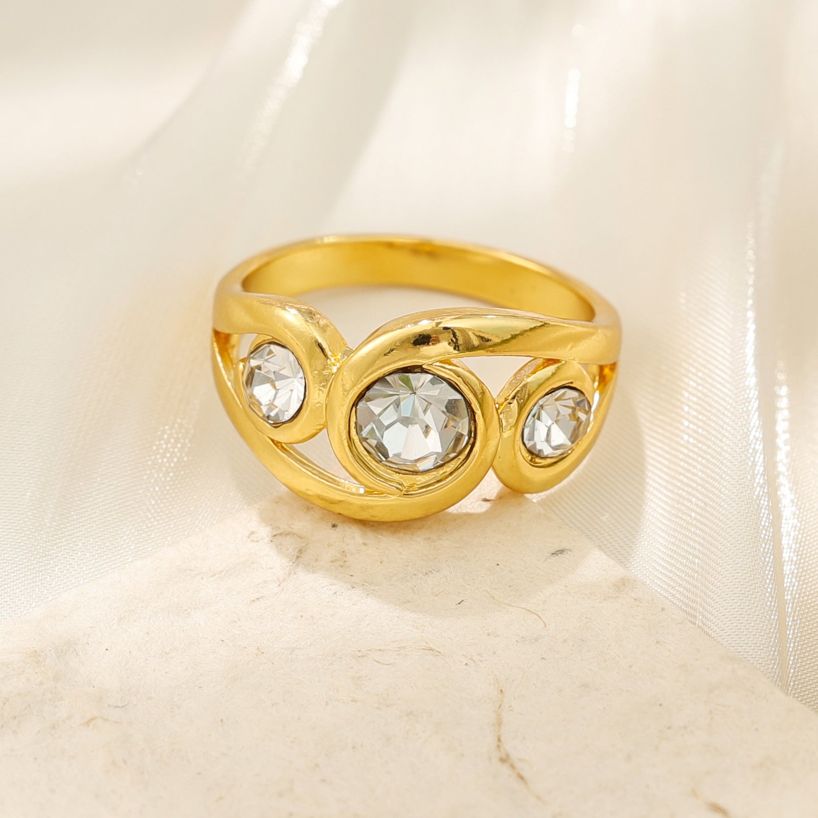 Wholesale Zinc Alloy Diamond-Encrusted Rings