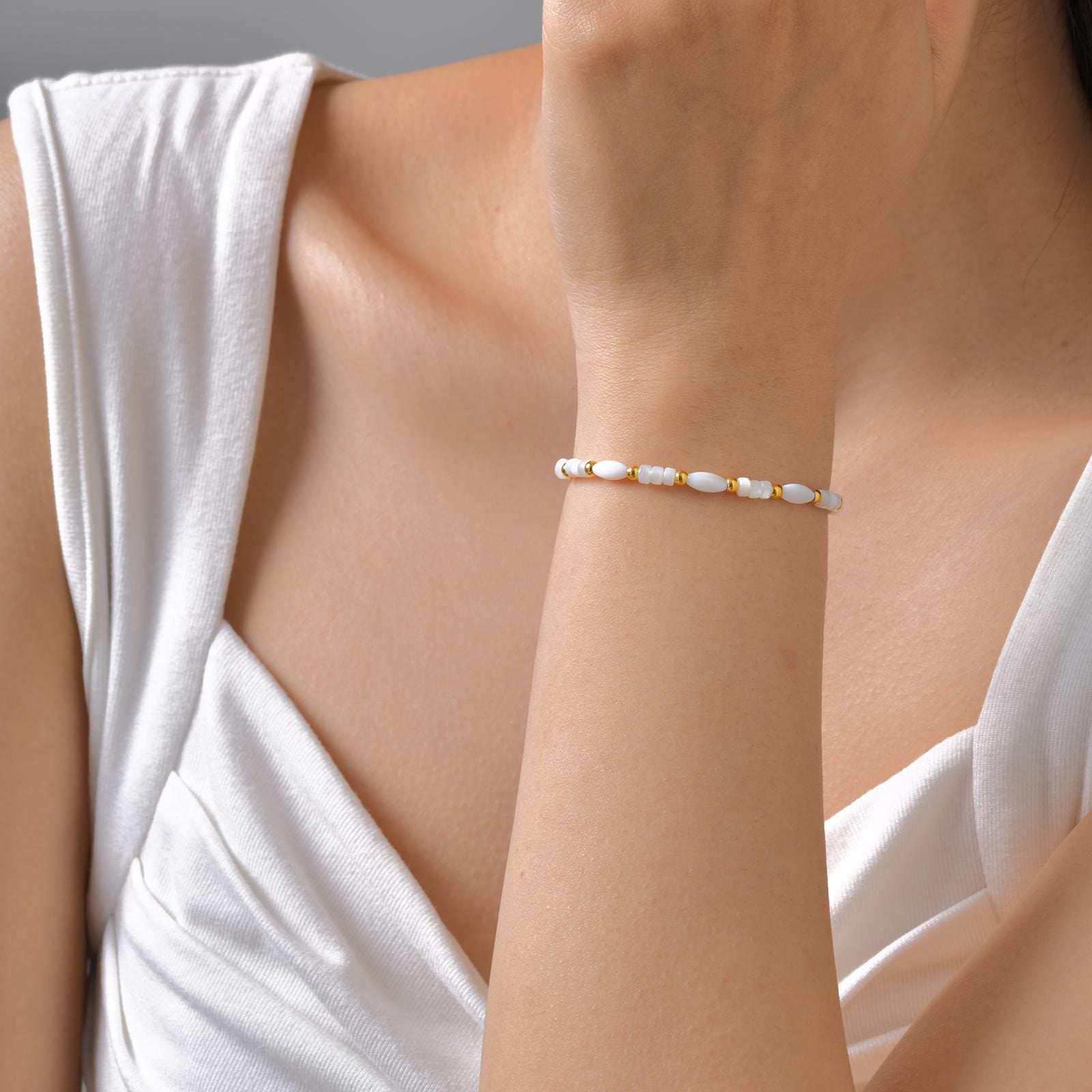 Wholesale Modern White Shell Bead Bracelet Stainless Steel Gold Tone Jewelry Accessory Gift For Everyday Wear