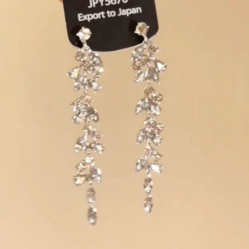 Wholesale Metal Petal Exaggerated Earrings Ear Clip