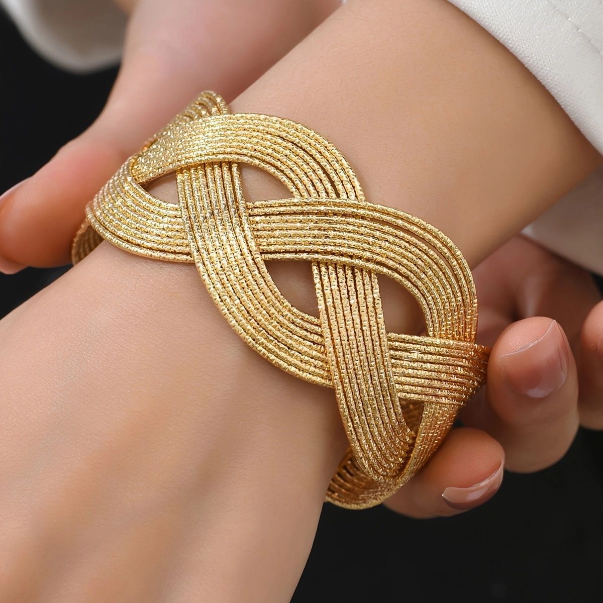 Wholesale Modern Geometric Open Bangle Bracelet Gold Tone Metal Woven Design Chic Jewelry Accessory For Women Resale Gift