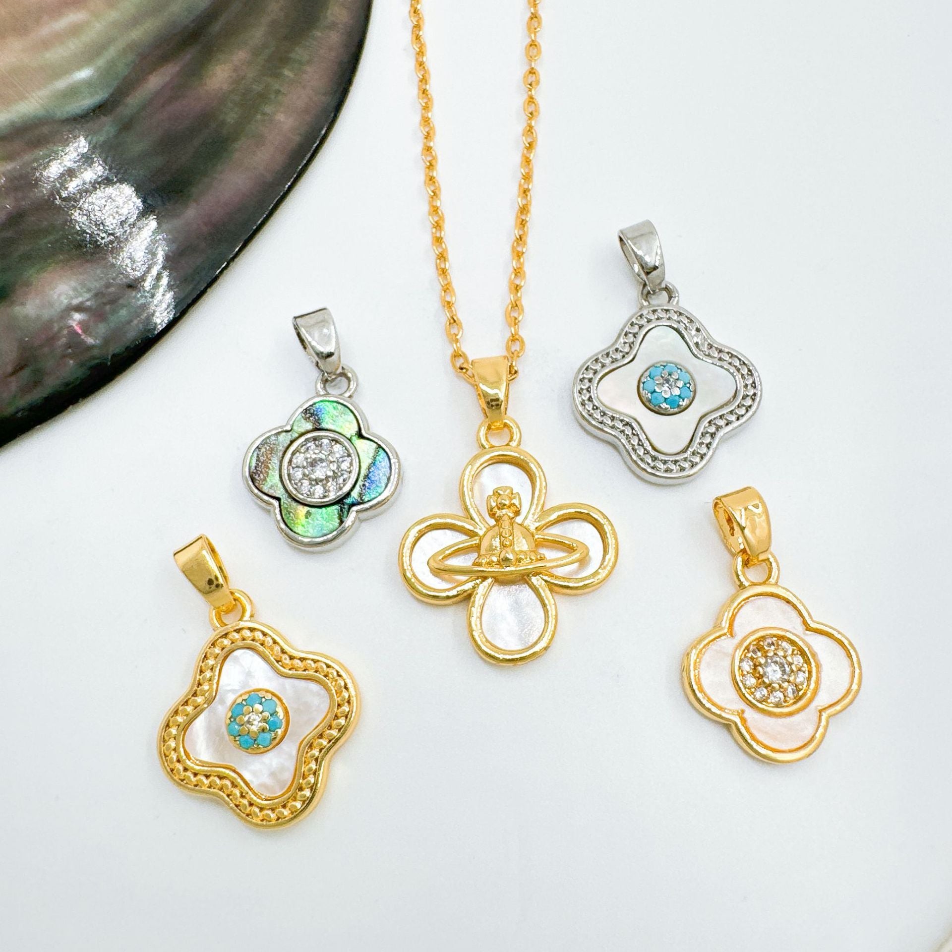 Wholesale Mother-of Pearl Pendant Necklace Gold Plated Copper European Style Fashion Accessory