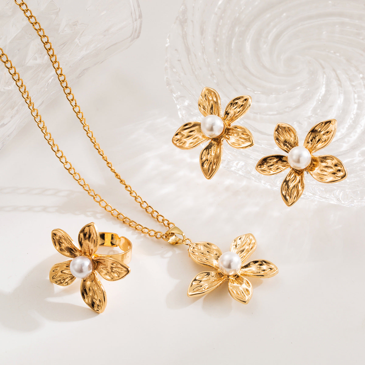 Orecchini a bottone con fiore in lega all'ingrosso Anello con perla intarsiata dal design retrò francese