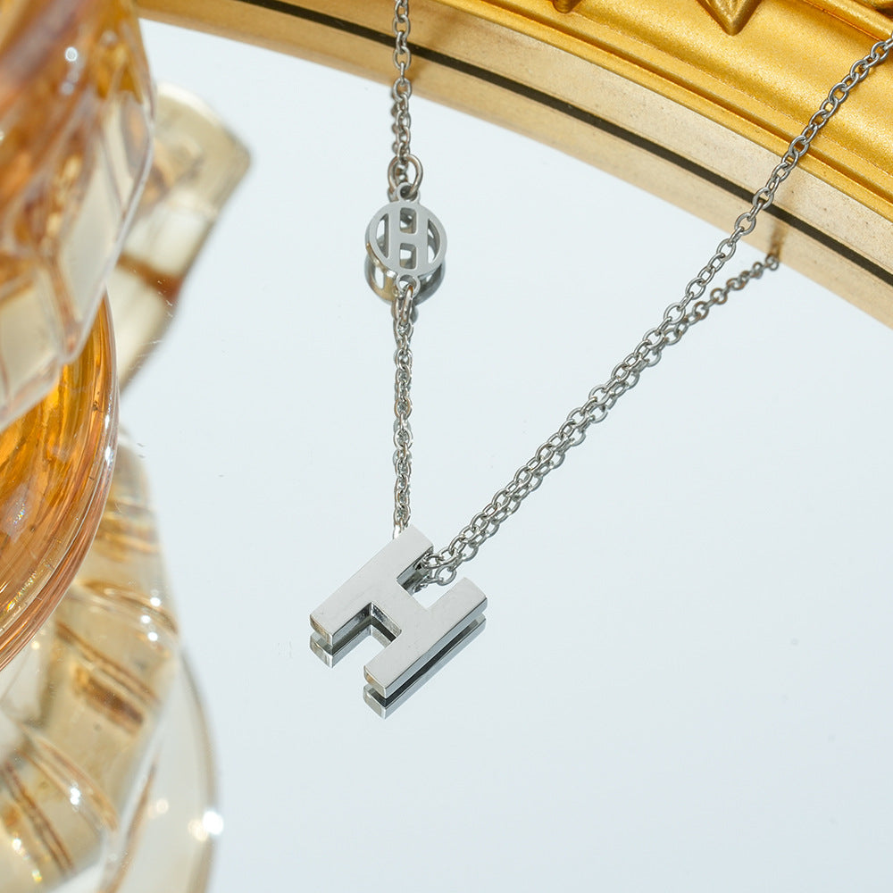 Wholesale Fashion Letter H Titanium Steel Necklace,  Electroplated Clavicle Chain,  Boutique Resale Jewelry Accessory