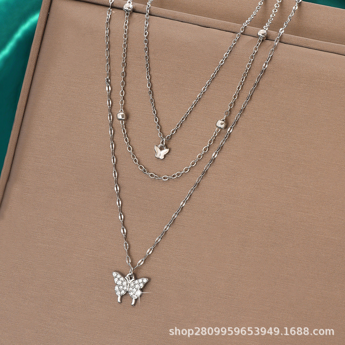 Wholesale Fashion Simple Multi-layer Butterfly Pendant Necklace Clavicle Chain Middle East Hot Selling Women Jewelry Accessories