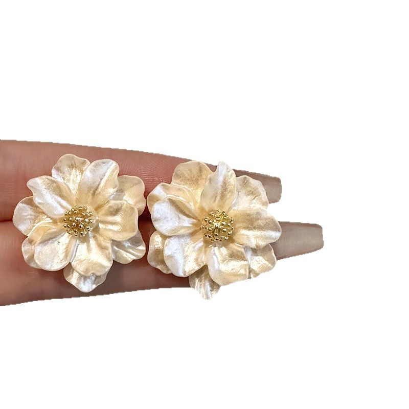 Wholesale French Vintage Camellia Flower Earrings Alloy Electroplated Jewelry Accessory