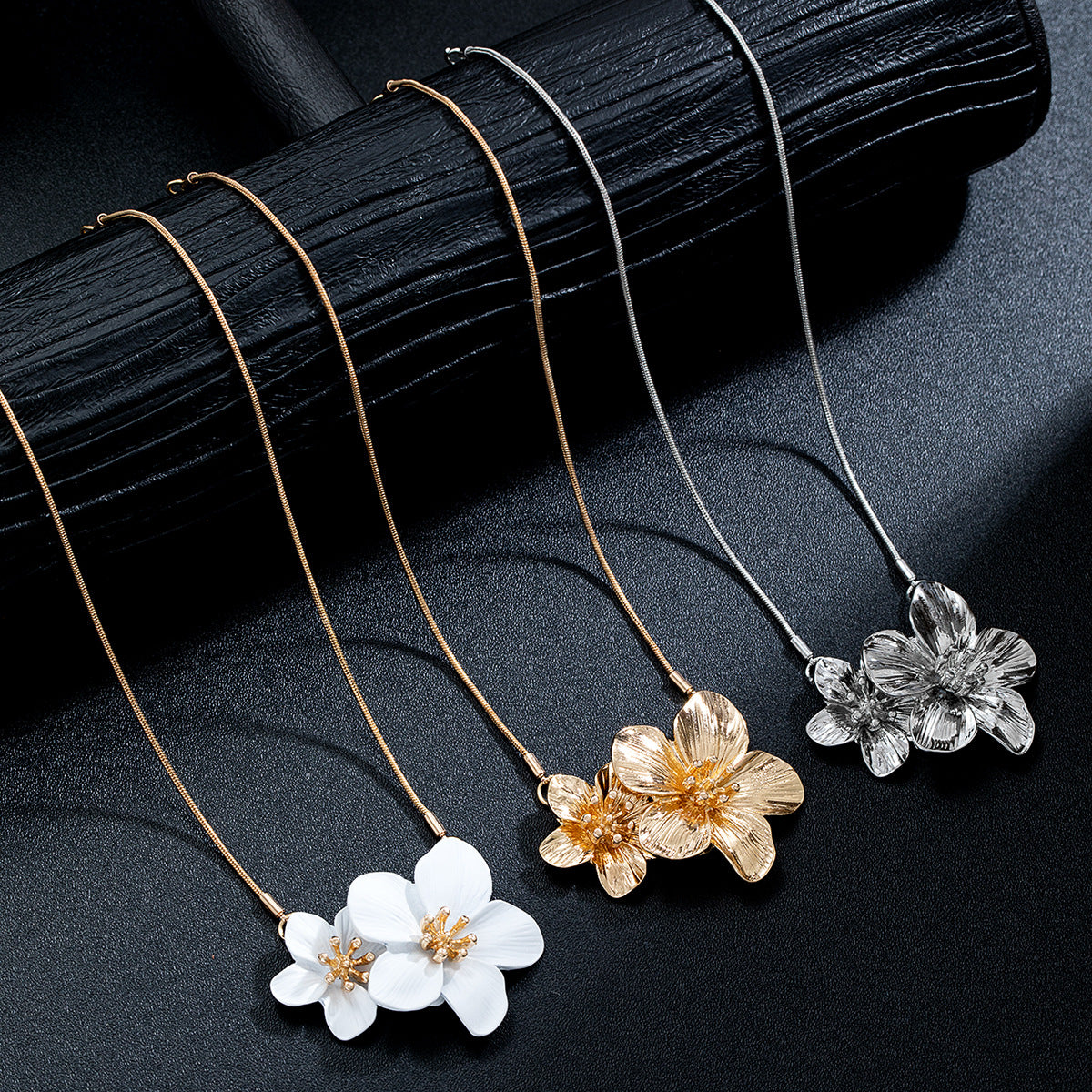 Wholesale High-end light luxury small three-dimensional alloy flower metal chain adjustable necklace