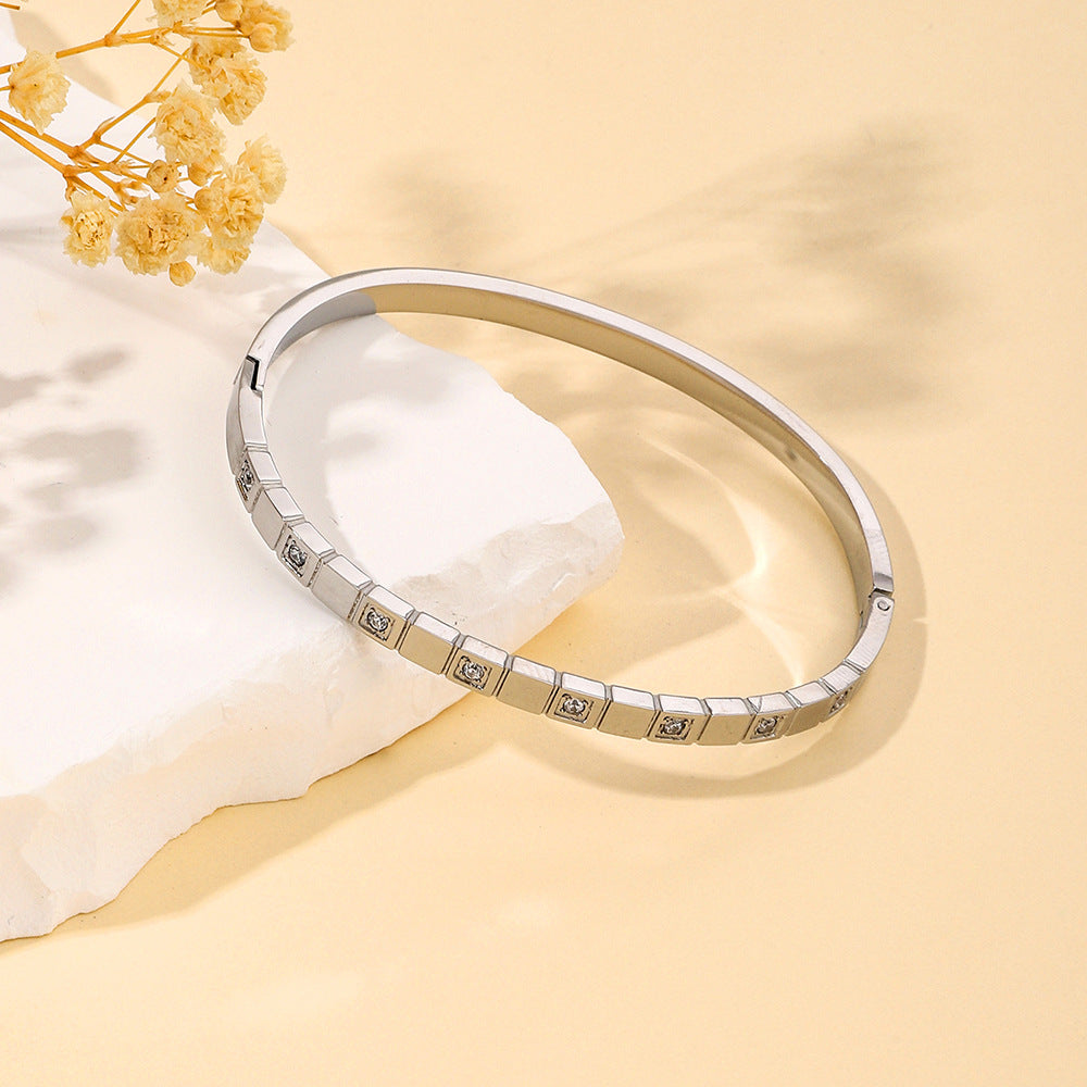 Wholesale Golden Stainless Steel Zircon Hollow Bracelet Retro Titanium Steel Bracelet Ornament Vintage  ACC-BT-Yazhi001