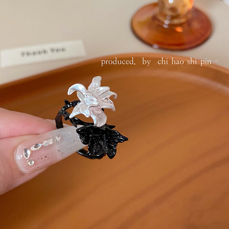 Wholesale Black and White Flower Ring