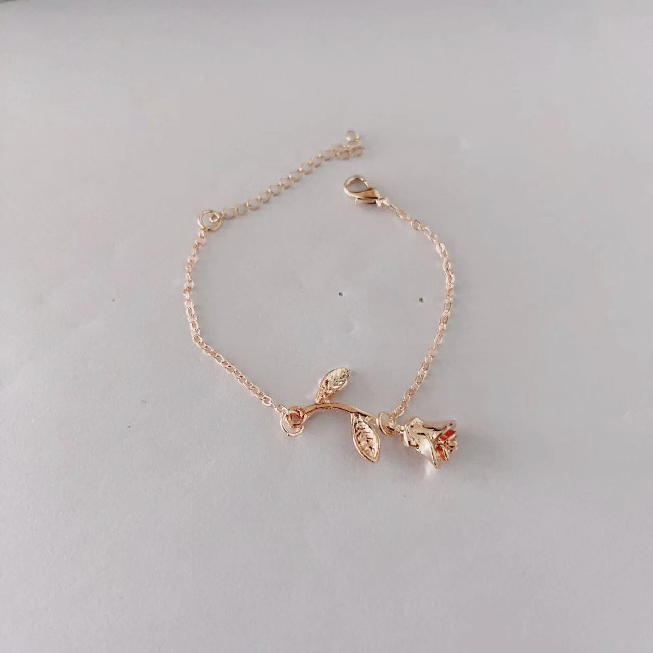 Wholesale Alloy Electroplated Bracelet for Women with Golden Flower Leaves Design Jewelry Accessory Gift
