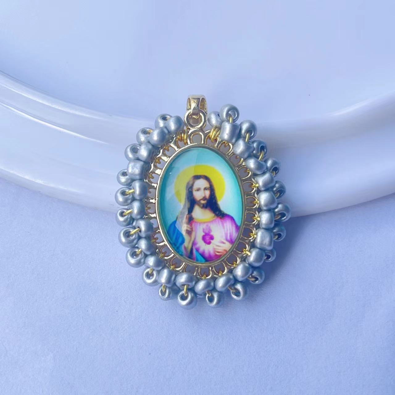 Wholesale Gold hand-woven millet bead oval portrait pendant female jewelry  necklace pendant