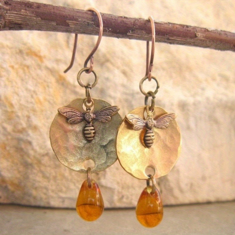Wholesale geometric hammering round bee earrings