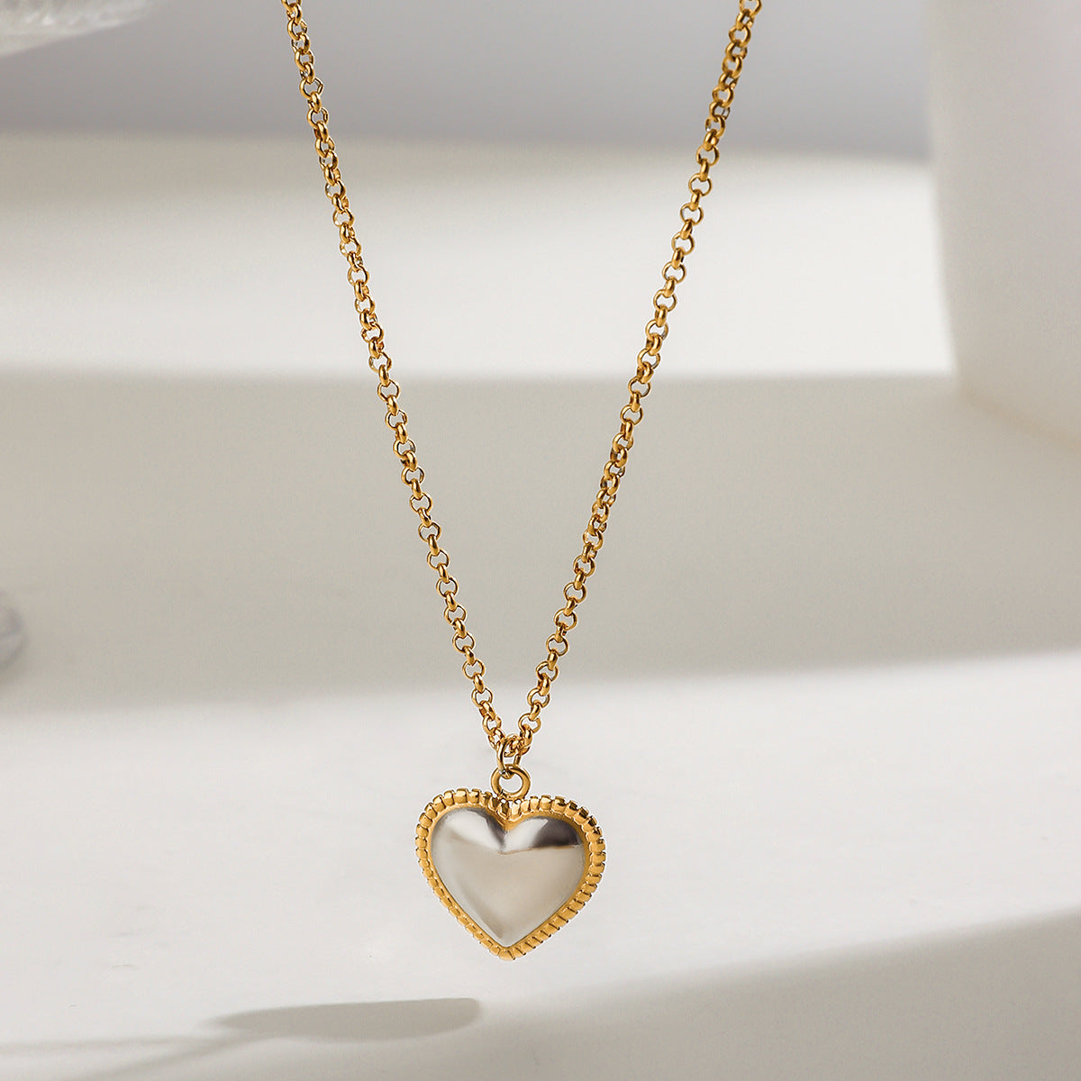 Wholesale 18k gold stainless steel gold and silver color matching threaded frame love pendant necklace