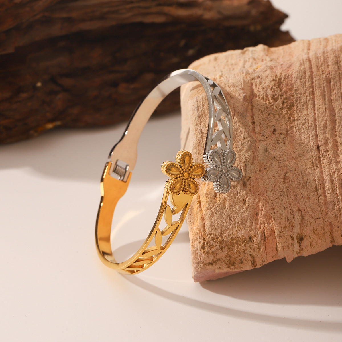 Wholesale  Stainless Steel Bracelet Color-free Five-leaf Flower Room Gold Bracelet