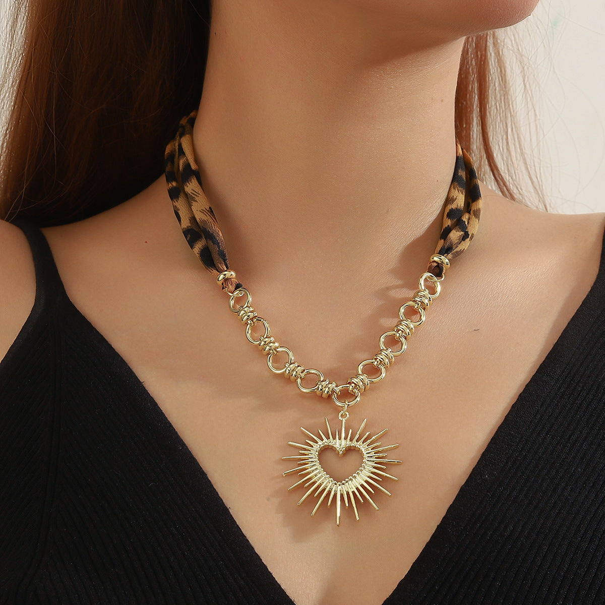 Wholesale  Model Light Luxury High-End Vintage Silk f Leopard Print Necklace with Unique Design Heart Pendant Leopard Print Necklace