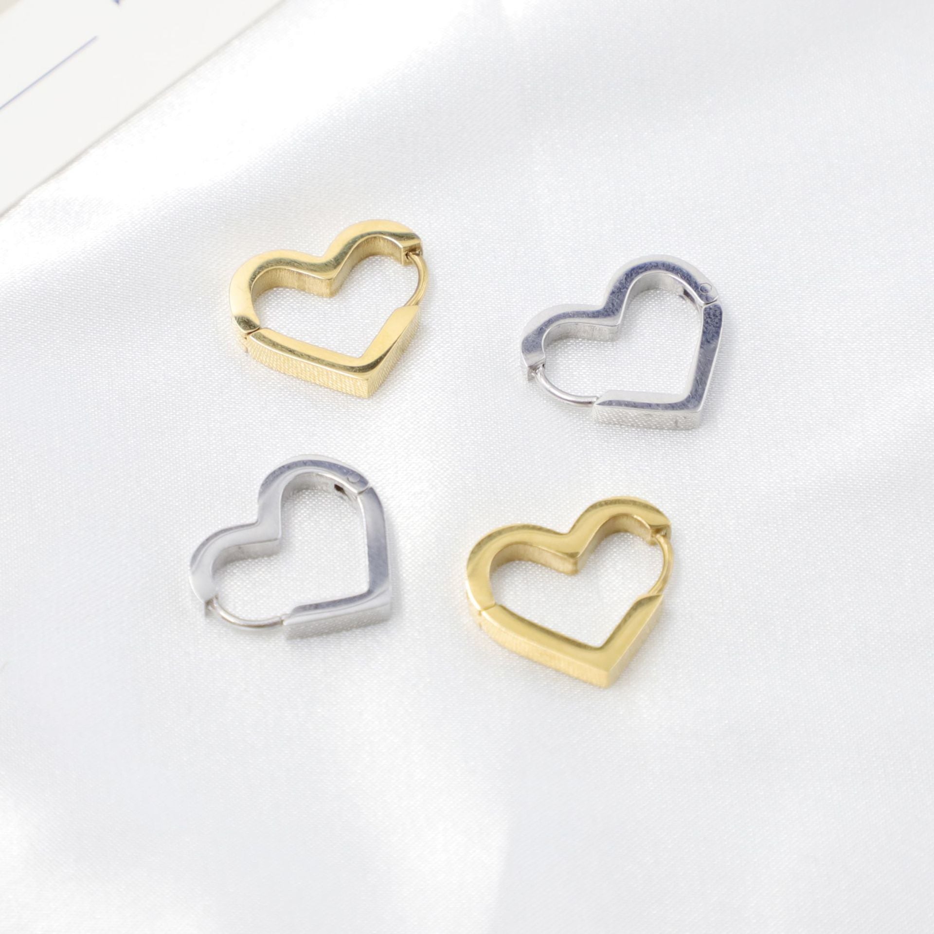 Wholesale  heart earrings flat hand polished titanium steel earrings