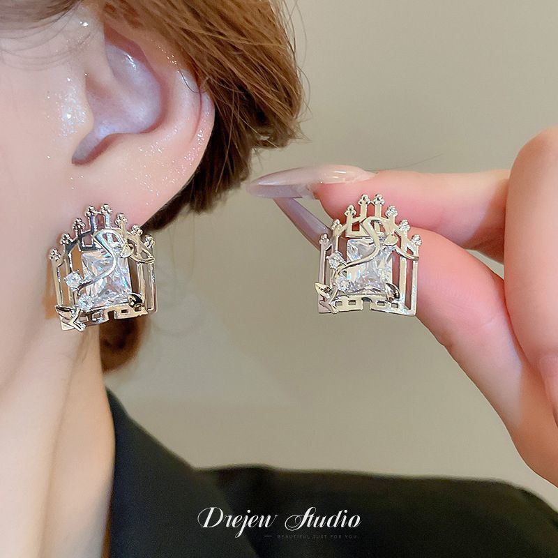 Wholesale French Vintage Camellia Flower Earrings Alloy Electroplated Jewelry Accessory