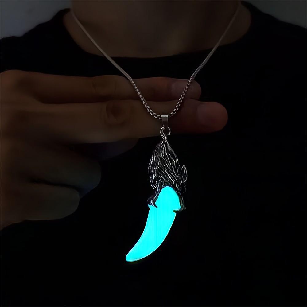 Wholesale Retro fashion wolf head luminous fangs shape necklaces