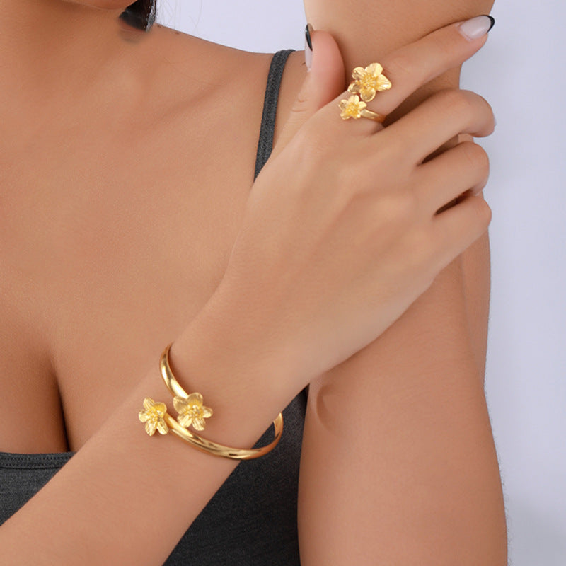 Wholesale Vintage Gold Flower Jewelry Set With Necklace Bracelet Ring Earrings Alloy Electroplated Party Wear Accessory