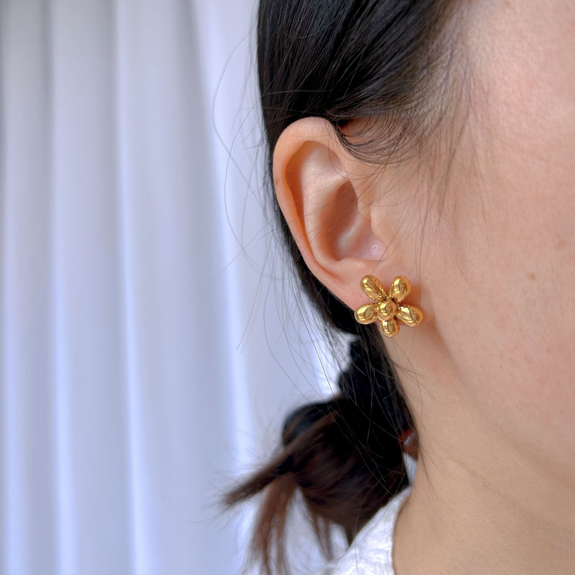 Wholesale Titanium Steel light luxury  all-match sunflower earrings