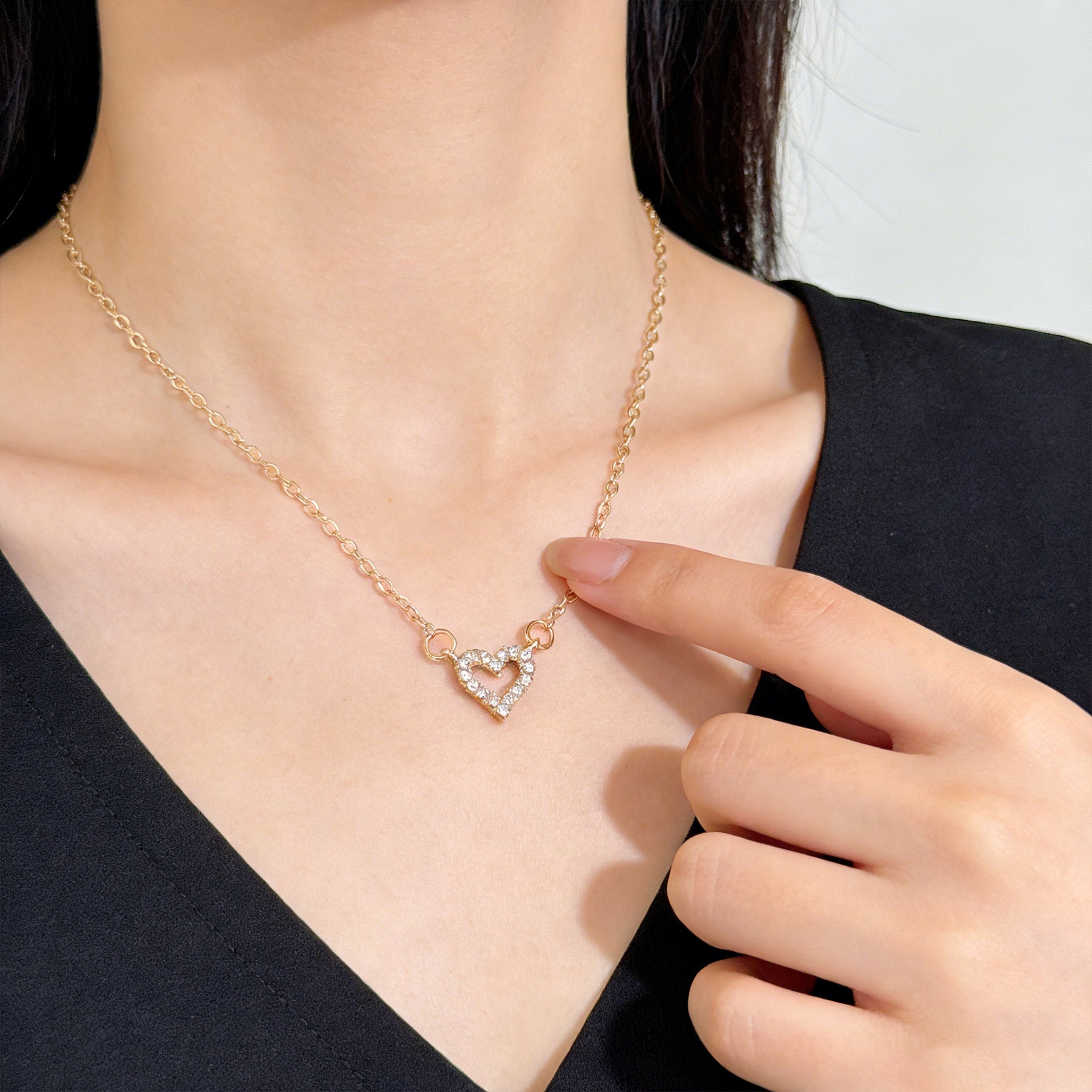 Wholesale Trendy Heart Pendant Necklace For Women Gold Alloy Openwork Rhinestone Design Fashion Jewelry Accessory