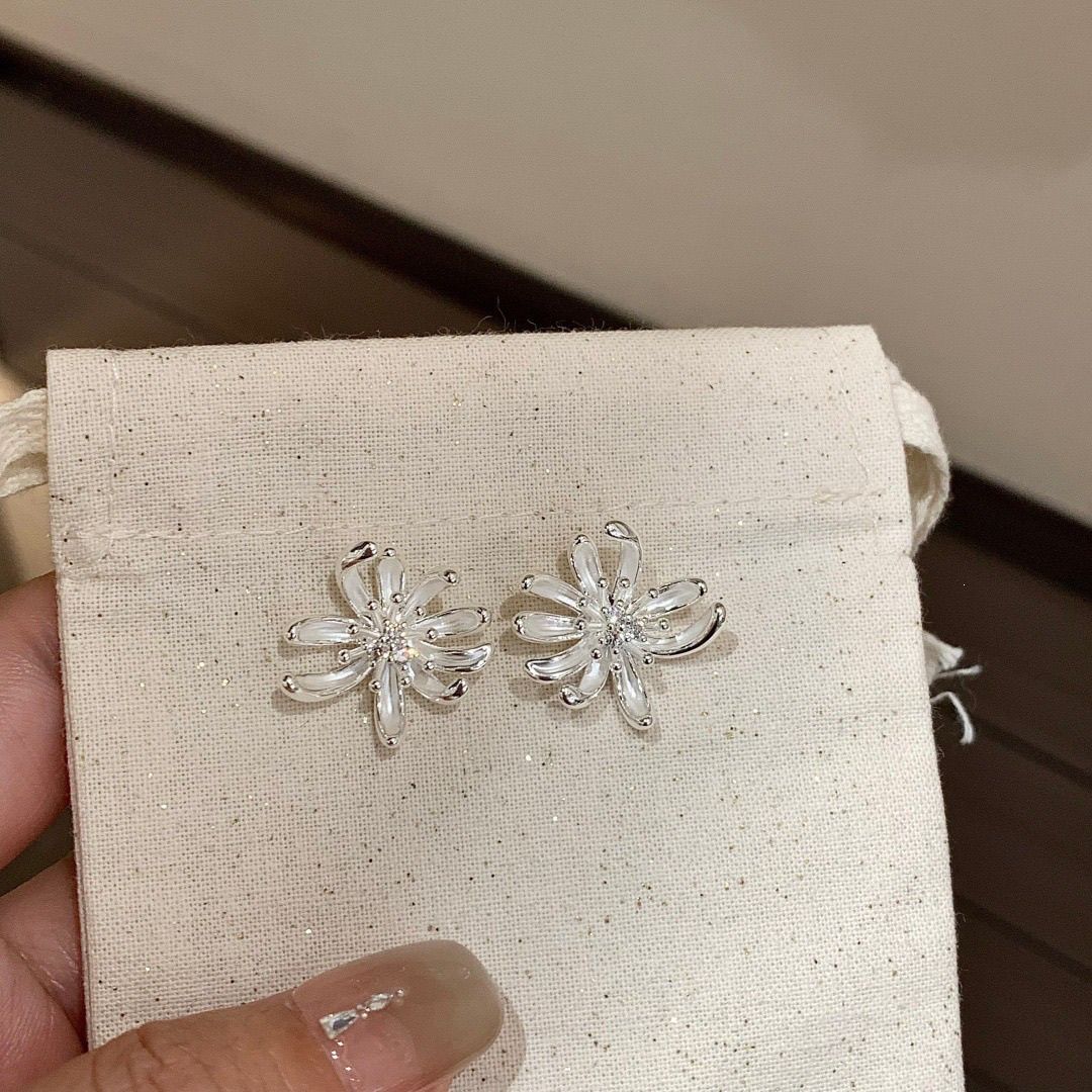 Wholesale French Style White Flower Stud Earrings Titanium Alloy Jewelry Accessory