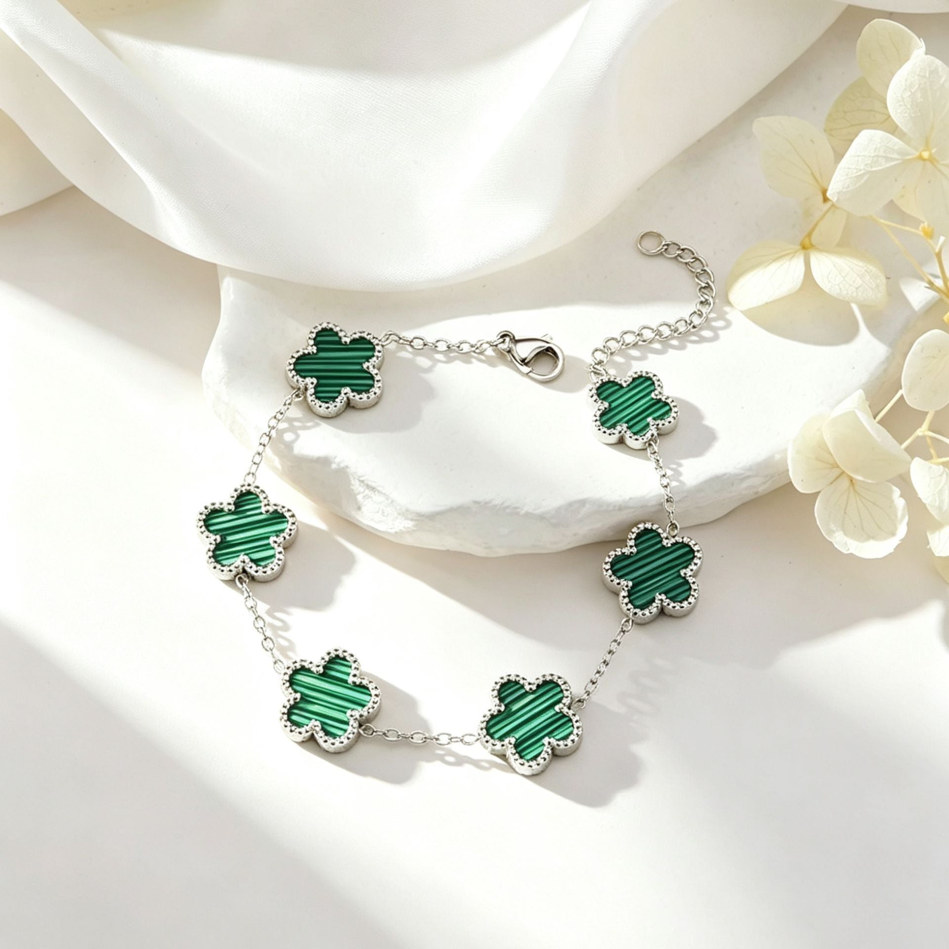 Wholesale 18K Plated Stainless Steel Five-Leaf Flower Bracelet with Mother-of-Pearl,  Fashionable Everyday Jewelry Accessory