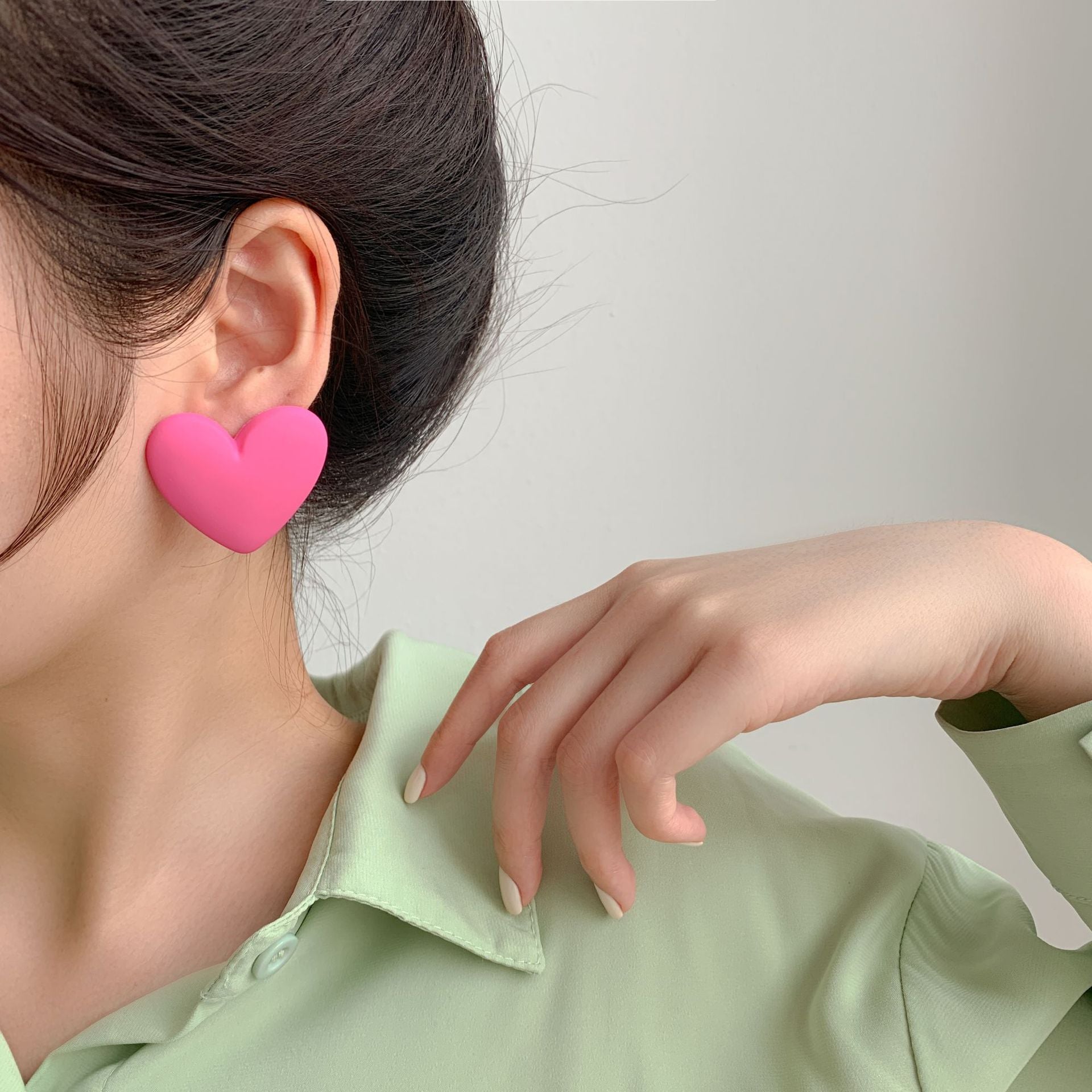 Wholesale spray painted candy color heart shaped acrylic earrings