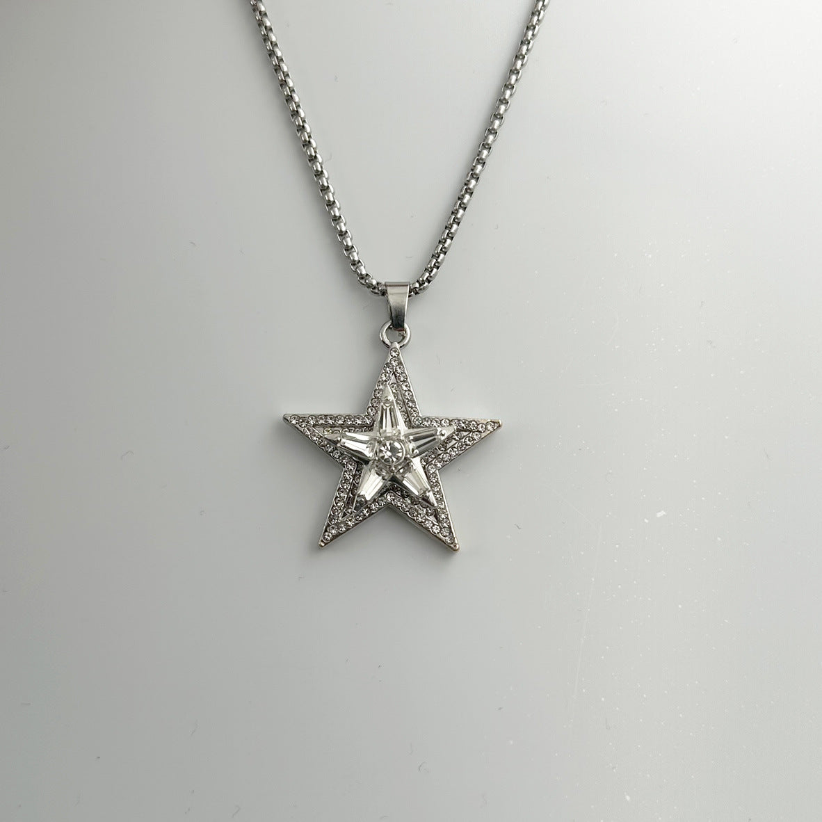 Wholesale Zinc Alloy Rotating Star Pendant Necklace with Diamond Finish Street Style Jewelry